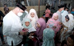 Bupati Gowa Sibuk Tanda Tangan Buku Amaliyah Ramadan Anak-anak