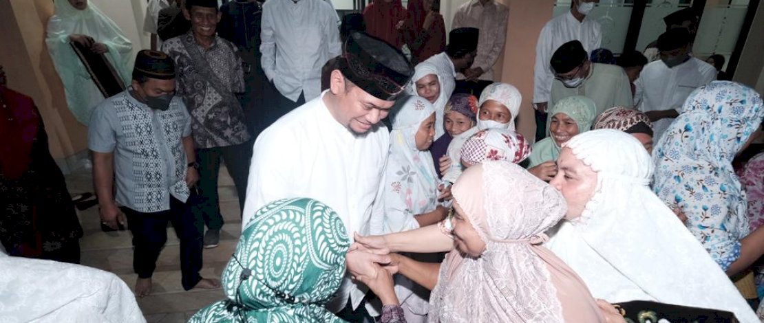 Tarawih Keliling di Kecamatan Bontonompo, Bupati Gowa Diajak Warga Foto Bersama 