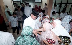Tarawih Keliling di Kecamatan Bontonompo, Bupati Gowa Diajak Warga Foto Bersama 