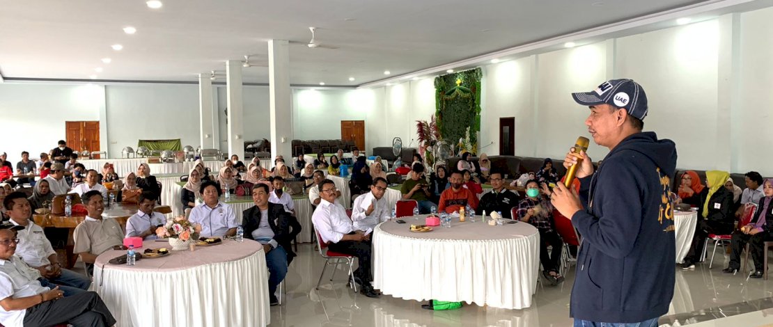 Ketua Umum IKA SMA Negeri 6 Makassar, Rudianto Lallo mengukuhkan pengurus angkatan 86 SMAN 6 Makassar periode 2022-2025 di Kabupaten Takalar, Kamis 26/5/2022.