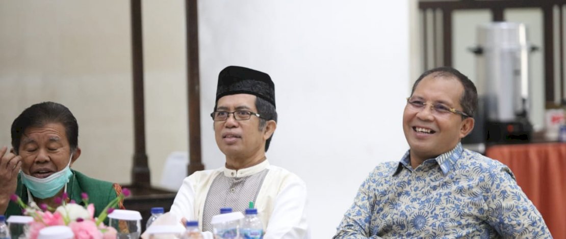 Wali Kota Makassar Moh Ramdhan “Danny” Pomanto (Kanan) pada acara halal bi halal KAHMI Makassar yang di adakan di Baruga Anging Mammiri Rumah Jabatan Wali Kota Makassar, Kamis (26/5/2022).