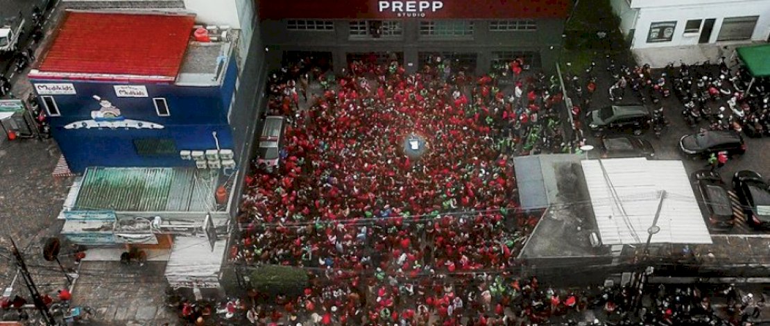 Massa Arief Muhammad berkumpul di depan kantor Prepp.