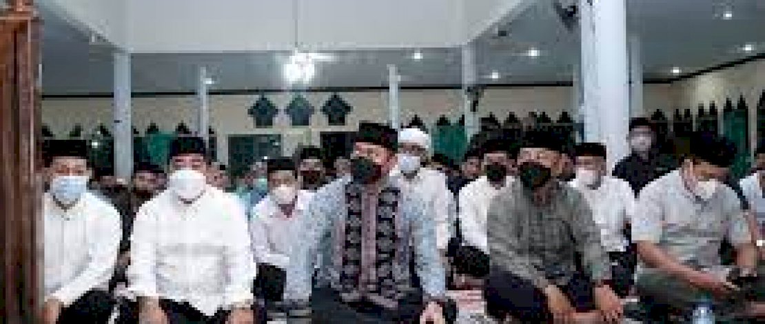 Adnan-Kio Akhiri Tarawih Keliling di Kecamatan Parangloe