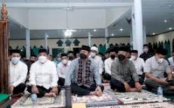 Adnan-Kio Akhiri Tarawih Keliling di Kecamatan Parangloe