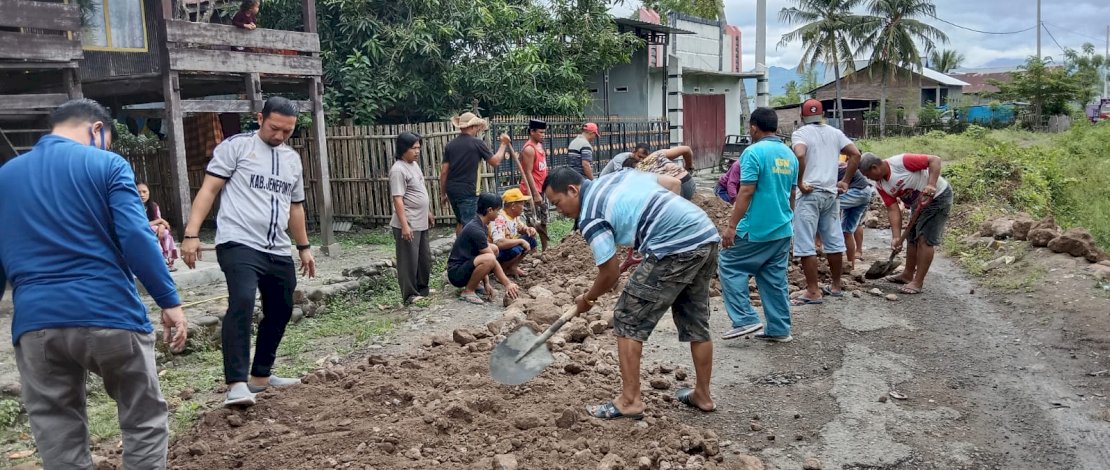 Di Jeneponto, Pemuda Tokoh Masyarakat dan Pemerintah  Kompak Perbaiki Jalan Secara Swadaya