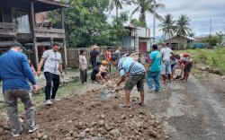 Di Jeneponto, Pemuda Tokoh Masyarakat dan Pemerintah  Kompak Perbaiki Jalan Secara Swadaya