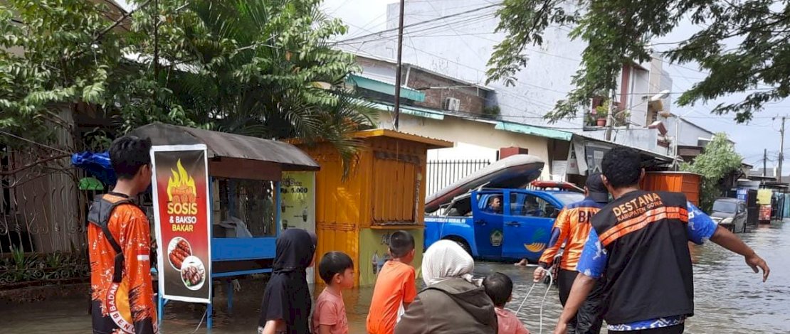Banjir di Gowa, BPBD Angkut Lansia Pakai Perahu Karet