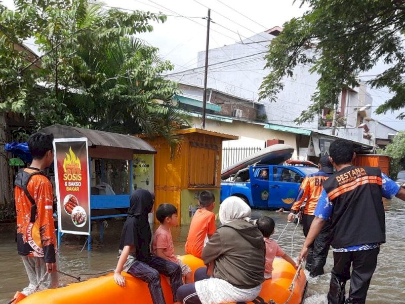 Banjir di Gowa, BPBD Angkut Lansia Pakai Perahu Karet