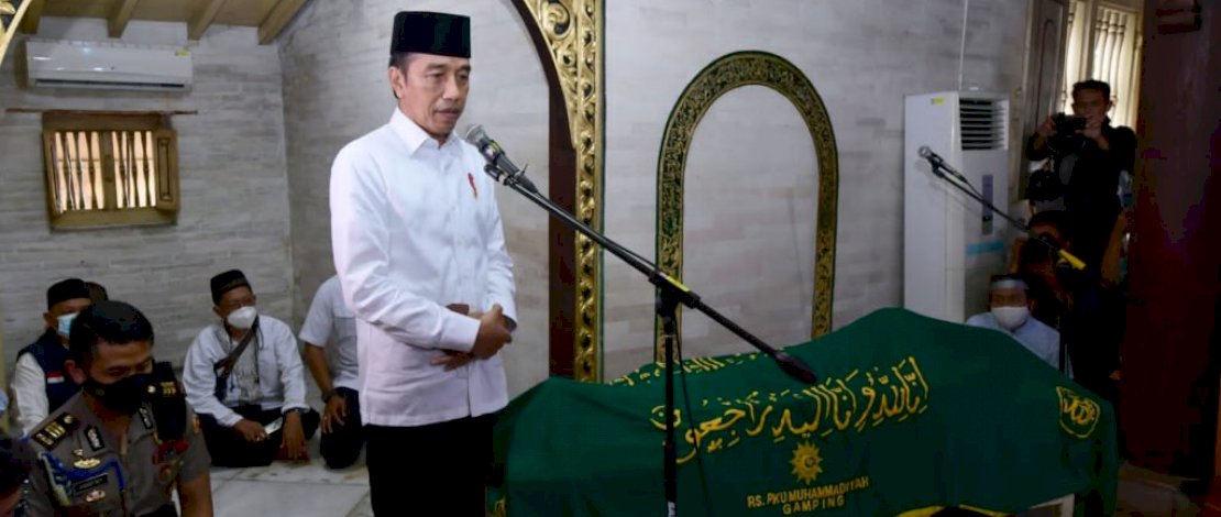 Presiden Jokowi saat bertakziah dan menyampaikan belasungkawa secara langsung atas wafatnya almarhum di Masjid Gedhe Kauman, Yogyakarta, Jumat (27/05/2022). (Foto: BPMI Setpres/Muchlis Jr)
