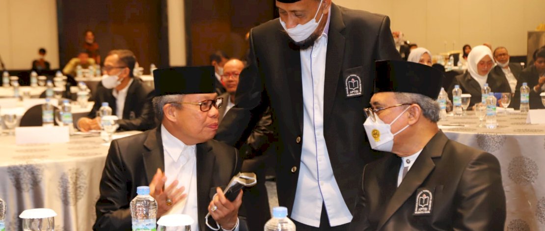Ketua Umum APTISI Apresiasi Sosok Taufan Pawe Sebagai Alumni UMI Berprestasi