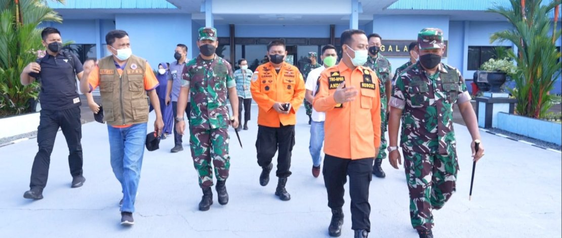 Gubernur Sulsel, Andi Sudirman Sulaiman, bersama Mayor Inf Sarman dari Kodam XIV Hasanuddin, melakukan searching area dengan menggunakan helikopter di Perairan Kepulauan Pangkep, Minggu pagi, 29 Mei 2022.