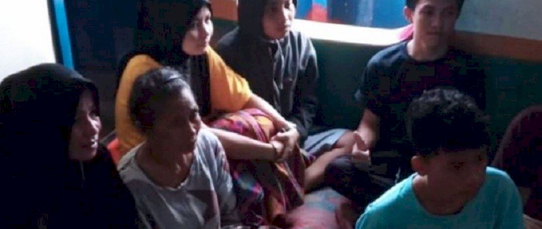 Para penumpang yang behasil selamat dalam tragedi karamnya KM Ladang Pertiwi 02, (Foto: Inews.id).