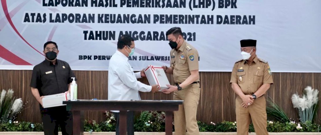 Penyerahan Laporan Hasil Pemeriksaan (LHP) BPK atas Laporan Keuangan Pemerintah Daerah (LKPD) Tahun Anggaran 2021 di Auditorium Kantor Perwakilan BPK RI Provinsi Sulsel, Makassar, Senin (30/5/2022). Laporan Hasil Pemeriksaan diterima langsung oleh Bupati Gowa, Adnan Purichta Ichsan didampingi Wakil Bupati Gowa, Abd Rauf Malaganni.
Penyerahan Laporan Hasil Pemeriksaan (LHP) BPK atas Laporan Keuangan Pemerintah Daerah (LKPD) Tahun Anggaran 2021 di Auditorium Kantor Perwakilan BPK RI Provinsi Sulsel, Makassar, Senin (30/5/2022). Laporan Hasil Pemeriksaan diterima langsung oleh Bupati Gowa, Adnan Purichta Ichsan didampingi Wakil Bupati Gowa, Abd Rauf Malaganni.