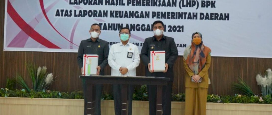 Bupati Maros, Chaidir Syam, bersama Wakil Bupati Maros, Suhartina Bohari menerima Laporan Hasil Pemeriksaan (LHP) dari BPK atas Laporan Keuangan Pemerintah Daerah (LKPD) Tahun Anggaran 2021 di Auditorium Kantor Perwakilan BPK RI Provinsi Sulsel, Makassar, Senin (30/5/2022). Bupati Maros, Chaidir Syam, bersama Wakil Bupati Maros, Suhartina Bohari menerima Laporan Hasil Pemeriksaan (LHP) dari BPK atas Laporan Keuangan Pemerintah Daerah (LKPD) Tahun Anggaran 2021 di Auditorium Kantor Perwakilan BPK RI Provinsi Sulsel, Makassar, Senin (30/5/2022).
