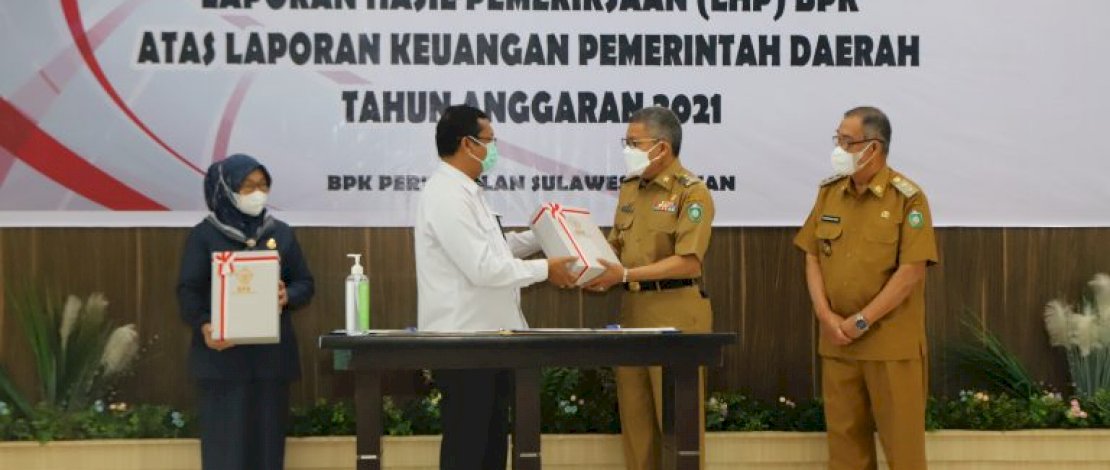 Kepala BPK RI Perwakilan Sulsel, Paula Henry Simatupang, menyerahkan berita acara LHP atas Laporan Keuangan Pemerintah Daerah (LKPD) Parepare Tahun Anggaran 2021, kepada Wali Kota Parepare, Taufan Pawe, di Auditorium BPK Perwakilan Provinsi Sulawesi Selatan, di Kota Makassar, Senin, 30 Mei 2022. Kepala BPK RI Perwakilan Sulsel, Paula Henry Simatupang, menyerahkan berita acara LHP atas Laporan Keuangan Pemerintah Daerah (LKPD) Parepare Tahun Anggaran 2021, kepada Wali Kota Parepare, Taufan Pawe, di Auditorium BPK Perwakilan Provinsi Sulawesi Selatan, di Kota Makassar, Senin, 30 Mei 2022.
