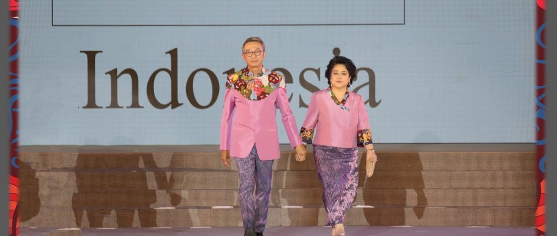 penampilan Duta Besar Rachmat Budiman dan istri pada fashion show Grand Thai Silk Fashion Extravaganza 2022" yang digelar di Royal Thai Navy Convention Hall-Bangkok (28/05/2022). 
