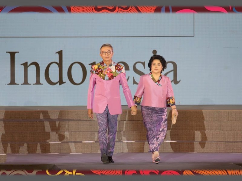 Potret Anggunnya Batik saat Bersanding dengan Sutra Thailand di Grand Thai Silk Fashion Extravaganza 2022