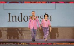 Potret Anggunnya Batik saat Bersanding dengan Sutra Thailand di Grand Thai Silk Fashion Extravaganza 2022