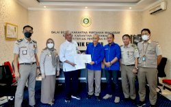 Perdana, Kepala Karantina Pertanian Makassar Serahkan Hasil Uji Kelayakan Fasilitas Perlakukan Panas