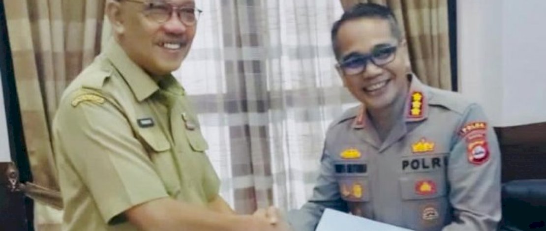 Sekda Provinsi Banten, Moch Tranggono menyerahkan penghargaan kepada Kabid Humas Polda Banten, Kombes Pol Shinto Silitonga.