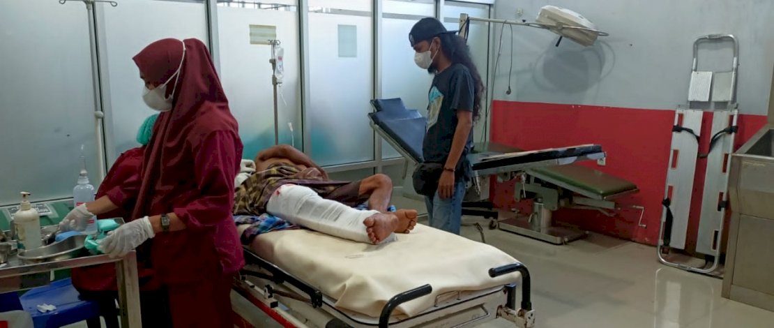 Korban terbaring diatas Ranjang di Ruang Instalasi Gawat Darut (IGD) Rumah Sakit Tenriawaru di Kabupaten Bone, Selasa (31/5/2022). Korban nampak sudah tak berdaya dengan balutan perban di betis bagian kanan sampai pahanya. Korban terbaring diatas Ranjang di Ruang Instalasi Gawat Darut (IGD) Rumah Sakit Tenriawaru di Kabupaten Bone, Selasa (31/5/2022). Korban nampak sudah tak berdaya dengan balutan perban di betis bagian kanan sampai pahanya.