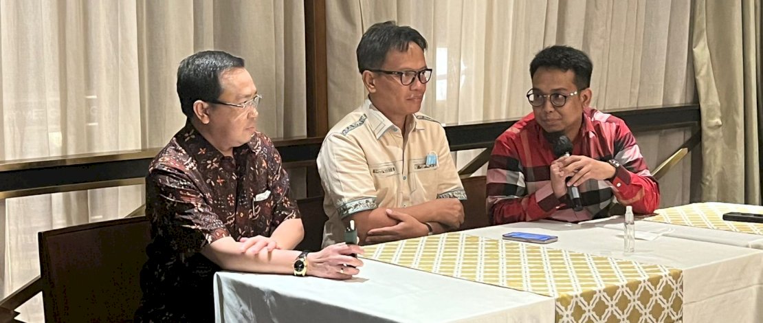 Imran Nating bersama Nien Rafles Siregar, secara terbuka menyatakan maju sebagai calon ketua AKPI dalam acara halal bi halal angkatan muda kurator dan pengurus AKPI, di Penantang Bistro, Kebon Sirih, Jakarta Pusat, kemarin, Selasa, 31 Mei 2022.
