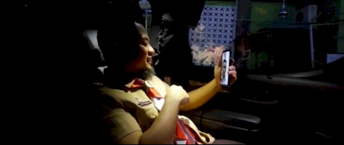 Gubernur Sulsel, Andi Sudirman Sulaiman, berbincang bersama korban selamat penumpang KM Ladang Pertiwi yang berada di Kabupaten Kotabaru, Provinsi Kalimantan Selatan, melalui video call, Selasa, 31 Mei 2022.