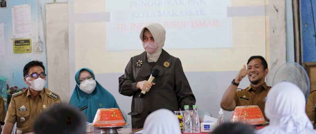 Ketua TP PKK Kota Makassar, Indira Jusuf Ismail, edukasi memilih jajanan sehat bagi siswa SD, kemarin.