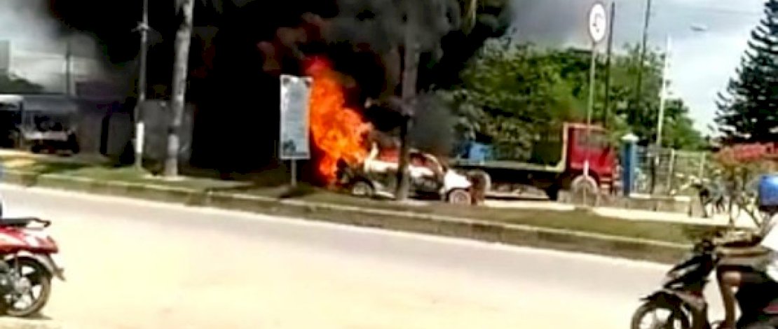 Mobil minibus terbakar di kendari (Dok :detikdotcom) 