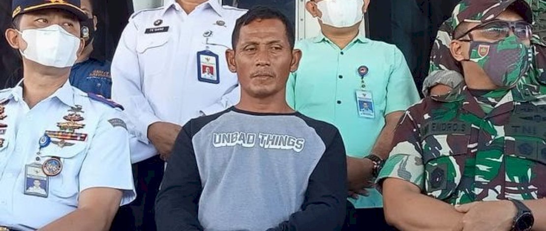 Nahkoda KM Ladang Pertiwi Supriadi dalam gelar perkara sehubungan dengan dugaan tindak pidana Pelayaran berdasarkan Laporan Polisi Nomor : LP/ A / 173 / V / 2022 / SPKT.Ditreskrimsus/ Polda Sulsel, tanggal 30 Mei 2022.  (Dok : detikdotcom) 