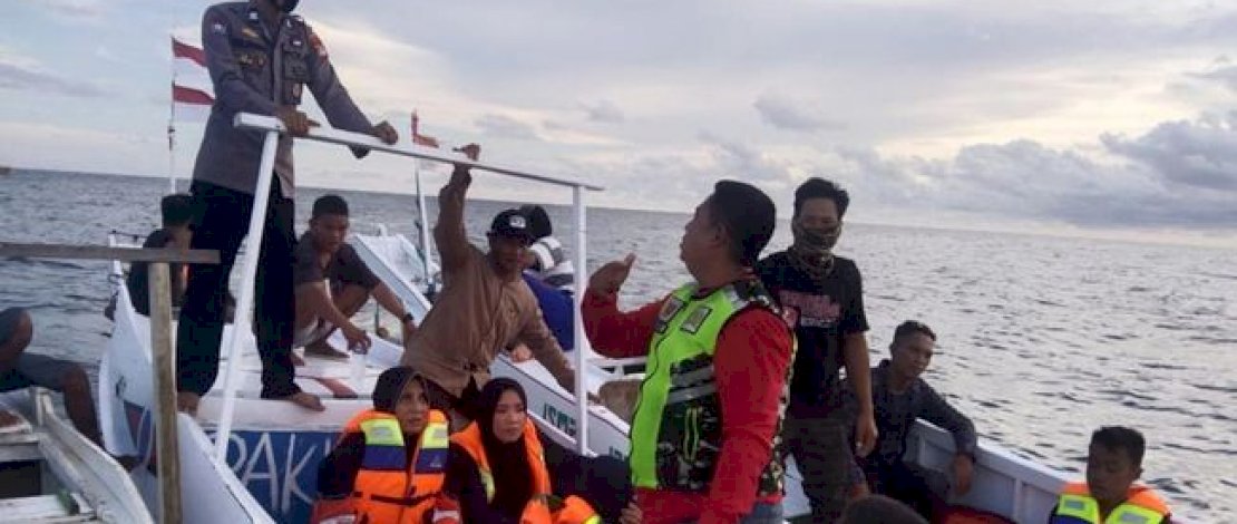 Upaya evakuasi penumpang KM Ladang Pertiwi yang berhasil selamat (Net). Upaya evakuasi penumpang KM Ladang Pertiwi yang berhasil selamat (Net).
