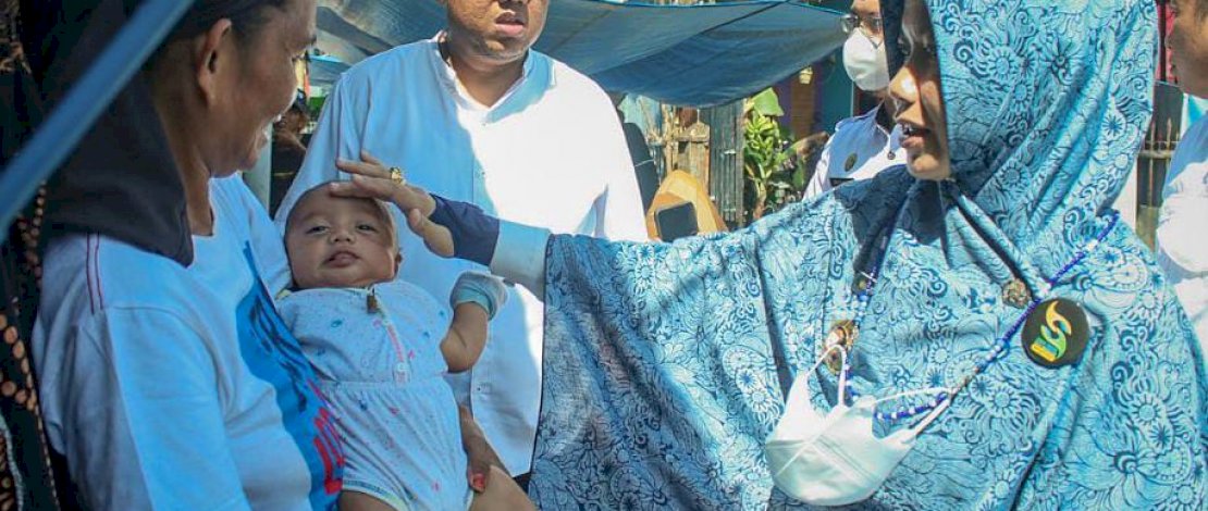 Kepala Dinas Sosial Kota Makassar, Aulia Arsyad, S.STP., M.Si meninjau lokasi tempat tinggal sementara warga terdampak bencana kebakaran di Jl. Sunu Lr.1A Kel. Suangga Kec. Tallo (18/05/2022).