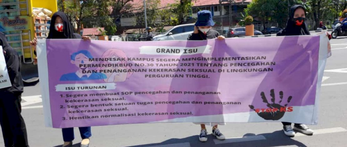 Massa aksi Aliansi tadika mesra membawa spanduk berisi grand isu tuntutan aksi di depan gedung phinisi Kamis (2/6/2022) dok : istimewa