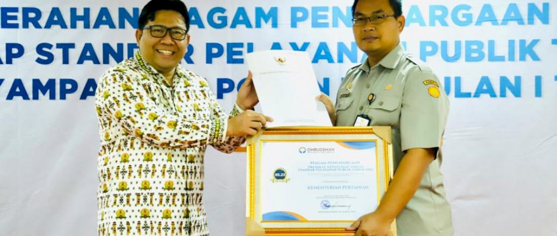 Ombudsman Republik Indonesia (RI) memberikan Kementan penghargaan  dengan Predikat Kepatuhan Tinggi Standar Pelayanan Publik.