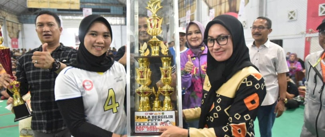 Bupati Lutra IPD Serahkan Piala Bergilir Bola Voli Kapolres Cup