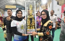 Bupati Lutra IPD Serahkan Piala Bergilir Bola Voli Kapolres Cup