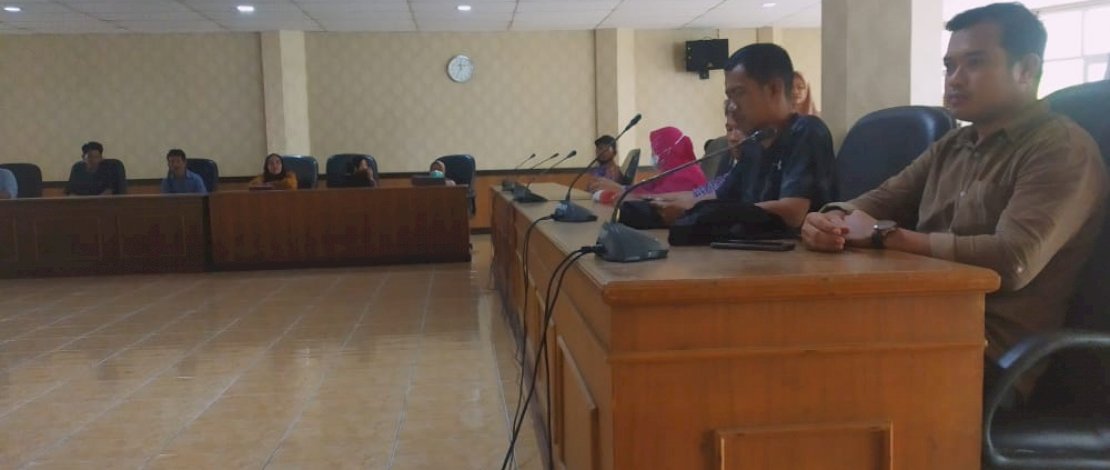 Warga yang namanya dihapus dari daftar penerima BLT Saat  mendatangi kantor DPRD Bone