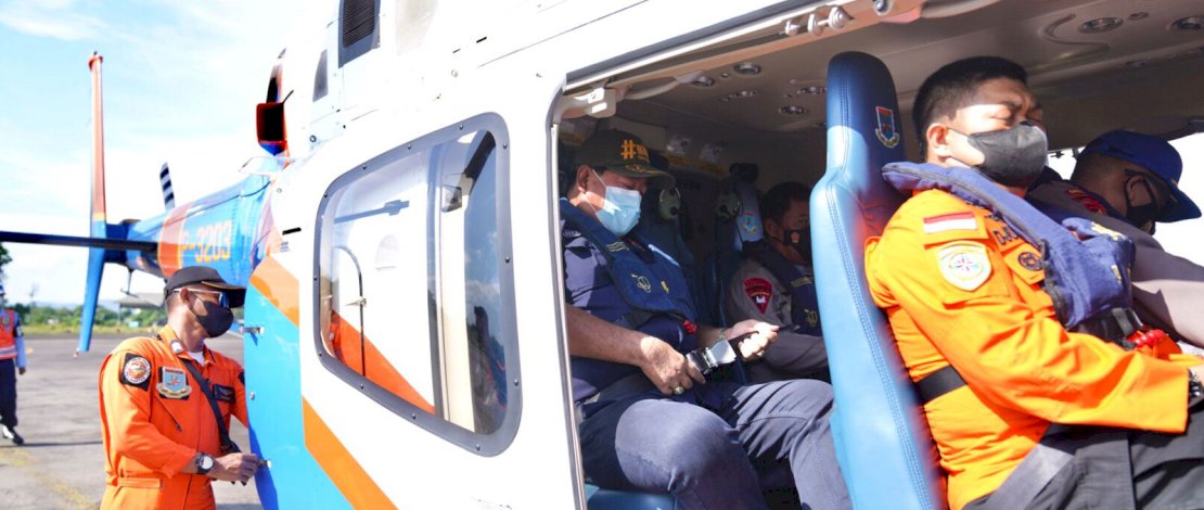 Sekretaris Daerah Provinsi Sulsel, Abdul Hayat Gani, bersama Kapolda Sulsel Irjen Pol Nana Sudjana, dan Kepala Basarnas Djunaidi, melakukan pencarian Kapal Motor (KM) Ladang Pertiwi lewat helikopter di Perairan Kepulauan Pangkep.