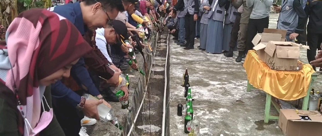 Dipimpin Wakil Bupati Selayar, Ratusan Botol Miras di Taka Bonerate Dimusnahkan Dipimpin Wakil Bupati Selayar, Ratusan Botol Miras di Taka Bonerate Dimusnahkan
