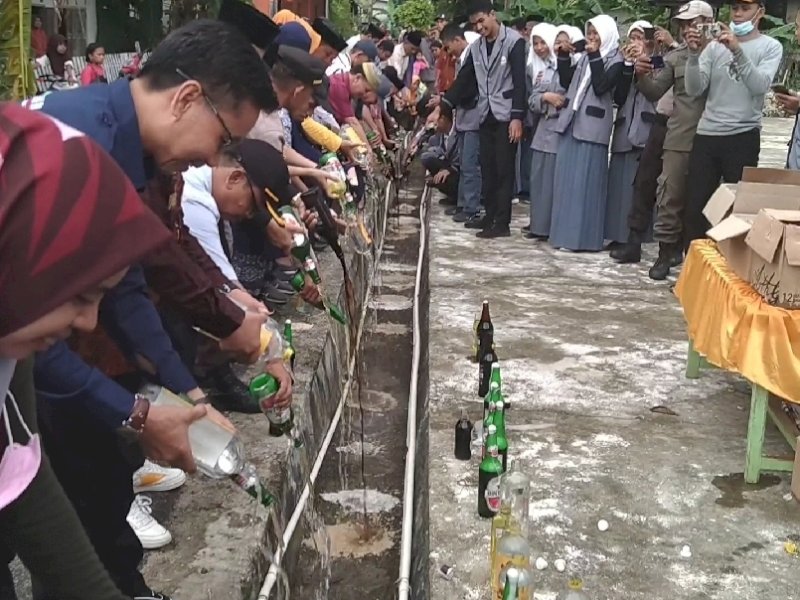 Dipimpin Wakil Bupati Selayar, Ratusan Botol Miras di Taka Bonerate Dimusnahkan