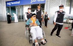 Jemaah Haji Pertama Disambut Hangat dan Diberi Bunga