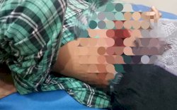 Pengendara Motor di Gowa Busur Penjual Cimol