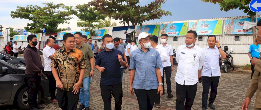PANTAU. Direktur Utama PT. SCI (PERSERODA) Sulsel Yasir Machmud bersama Anggota DPRD Sulsel saat memantau aktivitas di Lego-lego CPI.