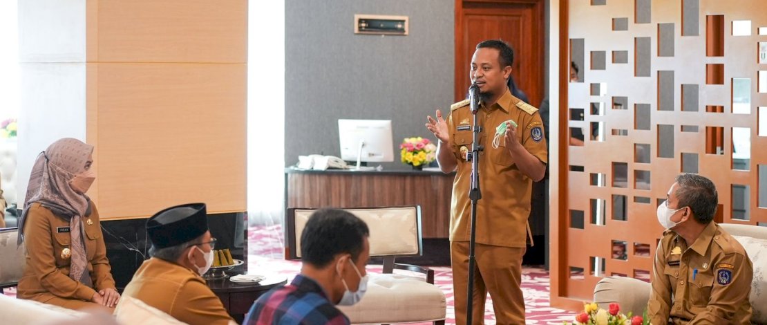 Serahkan Bantuan Keuangan Rp 14,5 Miliar ke Lutra, Gubernur Sulsel Alokasikan Pembukaan Jalan Seko-Rampi