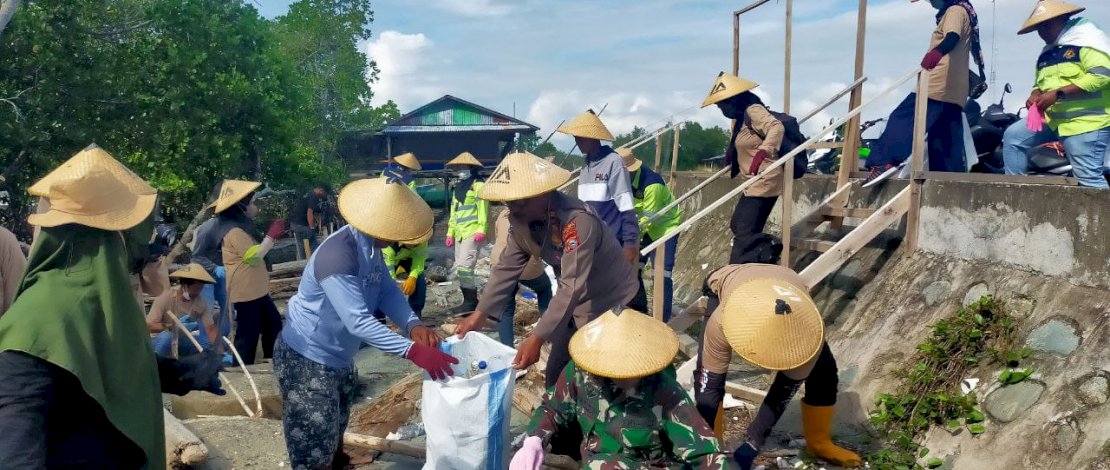 Penanaman Pohon Sejuta Mangrove oleh Polres Luwu dan PT Masmindo menyambut Hari ang Tahun Bhayangkara ke -76. (Adiyaksa) 