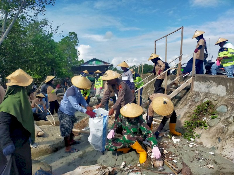 Polres Luwu -  PT Masmindo Tanam Pohon Mangrove di Pesisi Pantai Tadette