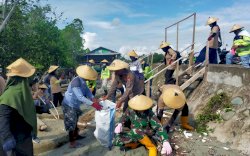 Polres Luwu -  PT Masmindo Tanam Pohon Mangrove di Pesisi Pantai Tadette