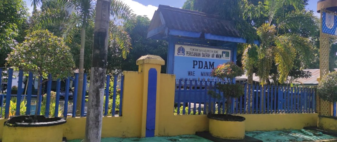 Kantor Perusahaan Daerah Air Minun (PDAM) Wae Manurung, Kabupaten Bone (Foto: Choys). Kantor Perusahaan Daerah Air Minun (PDAM) Wae Manurung, Kabupaten Bone (Foto: Choys).