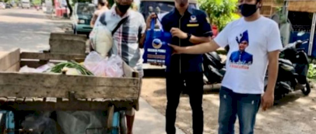 Jumat Berkah DPRD Makassar Bagi-bagi Sembako Jumat Berkah DPRD Makassar Bagi-bagi Sembako