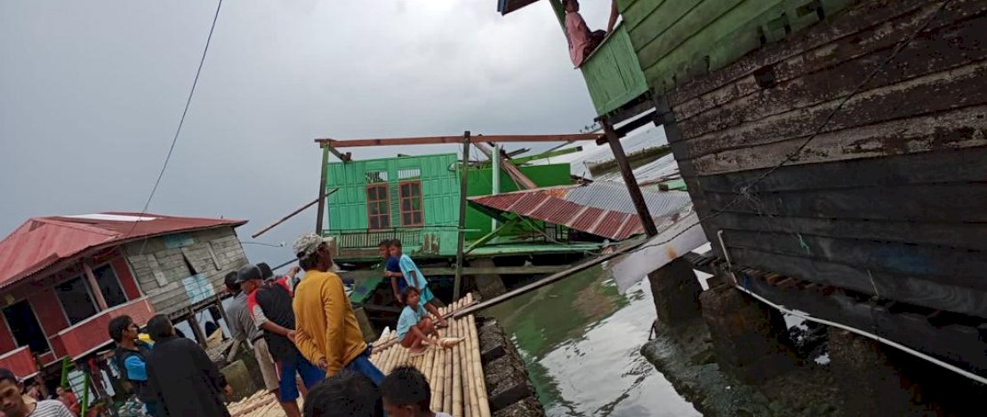 Angin puting beliung memporak-porandakan 27 unit rumah di
Kelurahan Lanroe, Kecamatan Tanete Riattang Timur, Kabupaten Bone, Selasa, 7 Juni 2022.